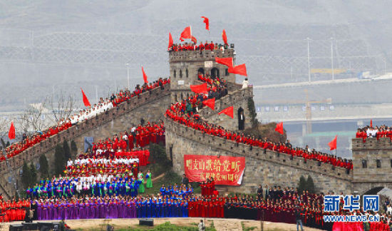 资料图片:3月4日,为迎接建党90周年,重庆洋人街风景区“长城”景点举行千人红歌会。3000余名市民登上“长城”,共同唱响《歌唱祖国》《红梅赞》《四渡赤水》等近40首红歌。重庆晚报/IC 资料图片:3月4日,为迎接建党90周年,重庆洋人街风景区“长城”景点举行千人红歌会。3000余名市民登上“长城”,共同唱响《歌唱祖国》《红梅赞》《四渡赤水》等近40首红歌。重庆晚报/IC
