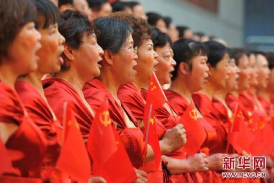 资料图片:4月19日,群众同唱歌曲《走进新时代》。当日,重庆市渝北区体育馆内,歌声嘹亮,上千名来自社区的群众齐唱《没有共产党就没有新中国》、《走进新时代》等红色歌曲,百名钢琴演奏者共同演奏《东方红》、《歌唱祖国》,向中国共产党成立90周年献礼。新华社记者 陈诚 摄 资料图片:4月19日,群众同唱歌曲《走进新时代》。当日,重庆市渝北区体育馆内,歌声嘹亮,上千名来自社区的群众齐唱《没有共产党就没有新中国》、《走进新时代》等红色歌曲,百名钢琴演奏者共同演奏《东方红》、《歌唱祖国》,向中国共产党成立90周年献礼。新华社记者 陈诚 摄