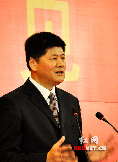 新当选的益阳市委书记马勇接受媒体记者和网民代表提问。 新当选的益阳市委书记马勇接受媒体记者和网民代表提问。